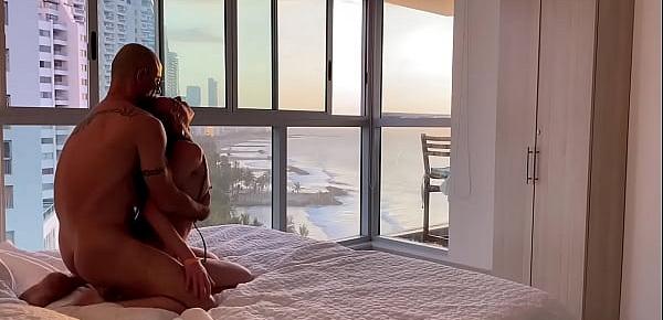  Couple amateur exhibe leur baise torride aux fenêtres de leur chambre d’hôtel en Colombie